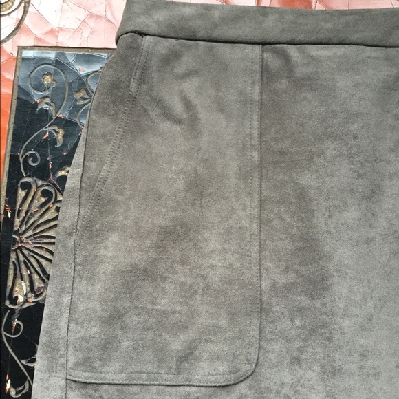 NWT 🌸 William B Faux Suede Skirt - Picture 2 of 4